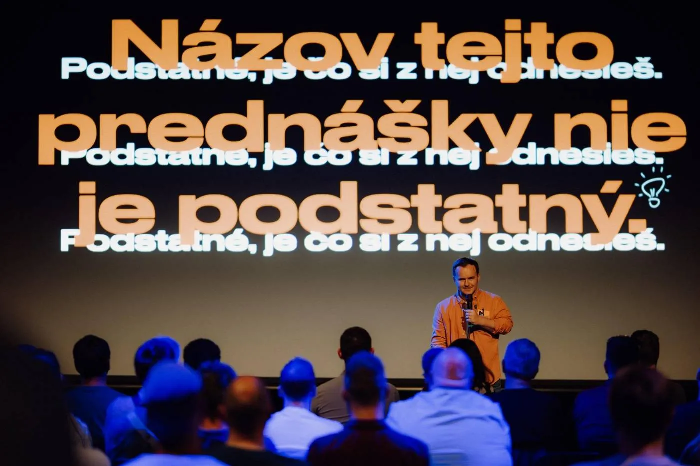 Adam Brocka na pódiu počas podujatia Od nápadu k prototypu s AI